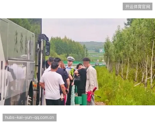 球队赛前突发大巴故障，步行入场引爆社媒热议